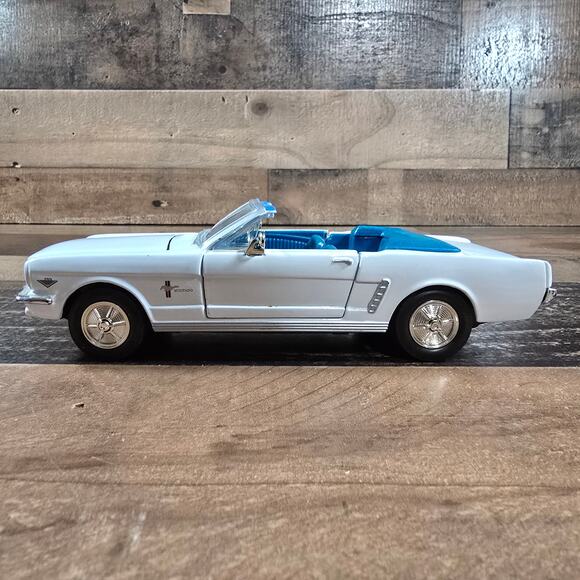 1964 Ford Mustang Convertible 1:24 Scale Diecast Car - Picture 1 of 9